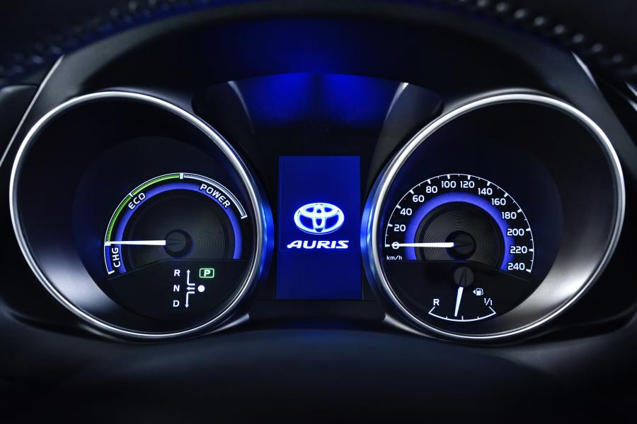  Toyota Auris Hybrid 2015 года  (фото 11 из 31)